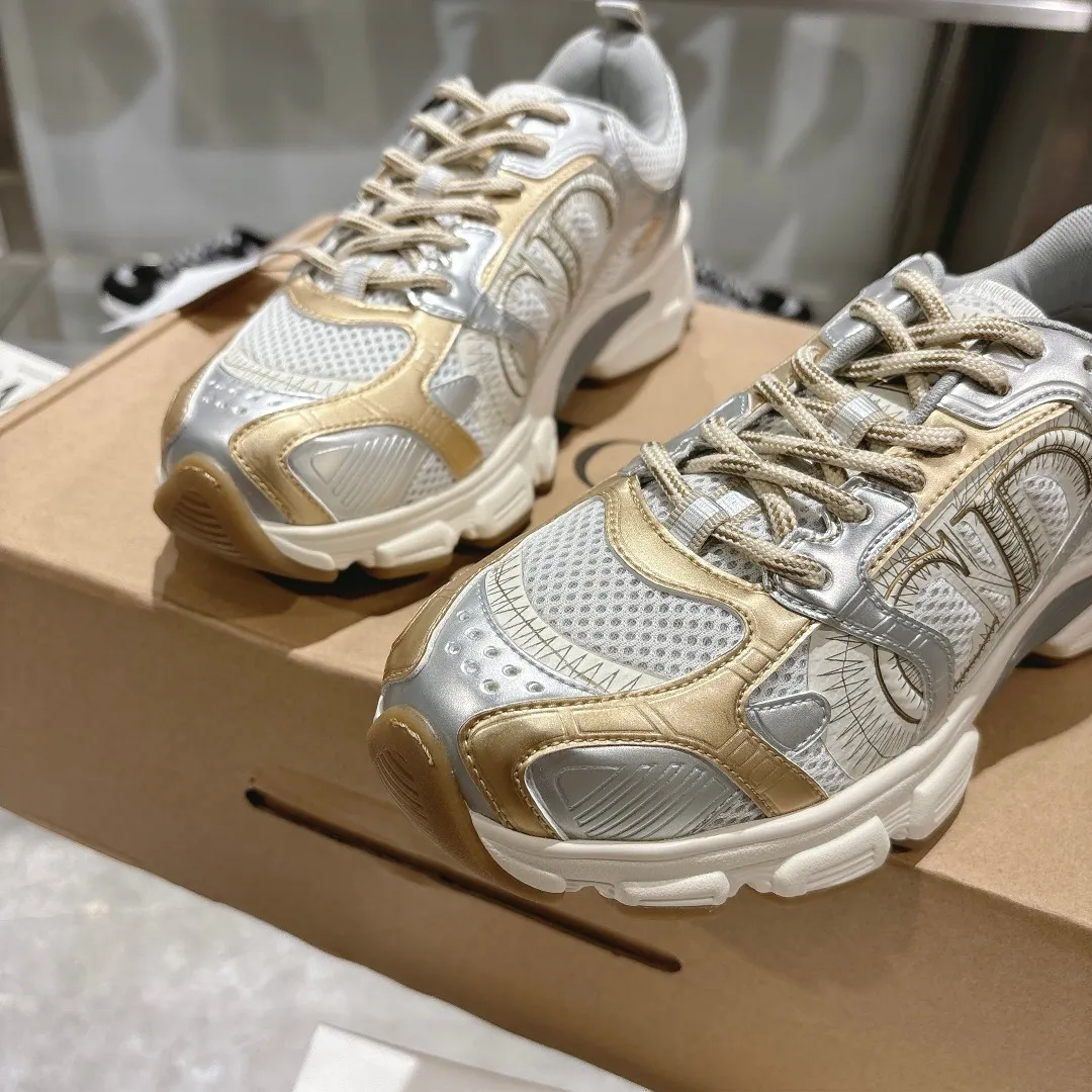 👟👟Ex-factory price 560👟👟 This Dior Chrono sneaker is a new product of the 2024 autumn ready-to-wear series, reinterpreting running shoes with Dior's high-end style. White mesh fabric is paired with nude and silver-toned laminated leather-effect panels, as well as CD logos on the sides, a star patch on the tongue and a Dior logo on the heel. Featuring tri-color laces, a lightweight sole and star embellishments for a casual look all year round. ✅Size: 35-40 ✅Packaging: With counter packaging and Dior outer box